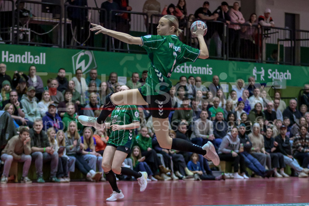 Handball, 2. Bundesliga Frauen, SV Werder Bremen - HC Leipzig | Leni Ruwe (SV Werder Bremen, 7) beim Wurf, am Ball, Spielszene, Aktion, Action