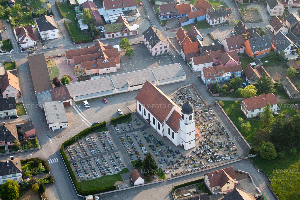 Luftbild: Kirche und Friedhof in Mothern im Bundesland Bas-Rhin in Frankreich. – Foto: IMG_40327.jpg vom 22.04.2011 durch Werner Riehm/FLY-FOTO.de – Auflösung des Originals: 4644 x 3096 px