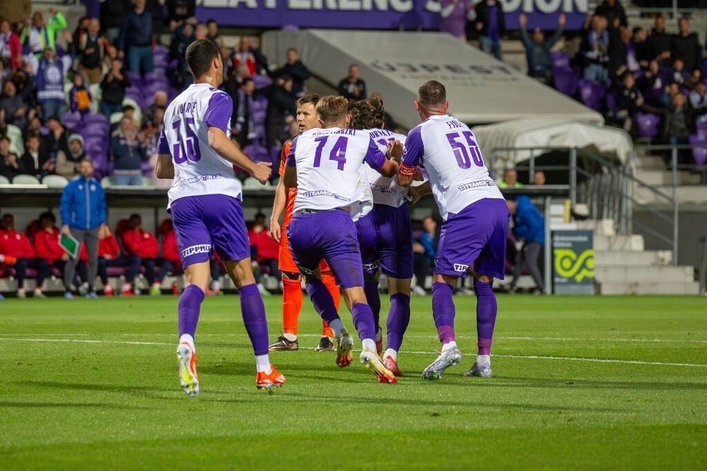 Fußball NB I. (Ungarn) Saison 2024/25, 32. Spieltag: Újpest FC gegen Nyíregyháza Spartacus***Jubel bei den Spielern von Újpest nach dem Tor zum zwischenzeitlichen 1:0 | Fußball NB I. (Ungarn) Saison 2024/25, 32. Spieltag: Újpest FC gegen Nyíregyháza Spartacus***Jubel bei den Spielern von Újpest nach dem Tor zum zwischenzeitlichen 1:0 - Realisiert mit Pictrs.com