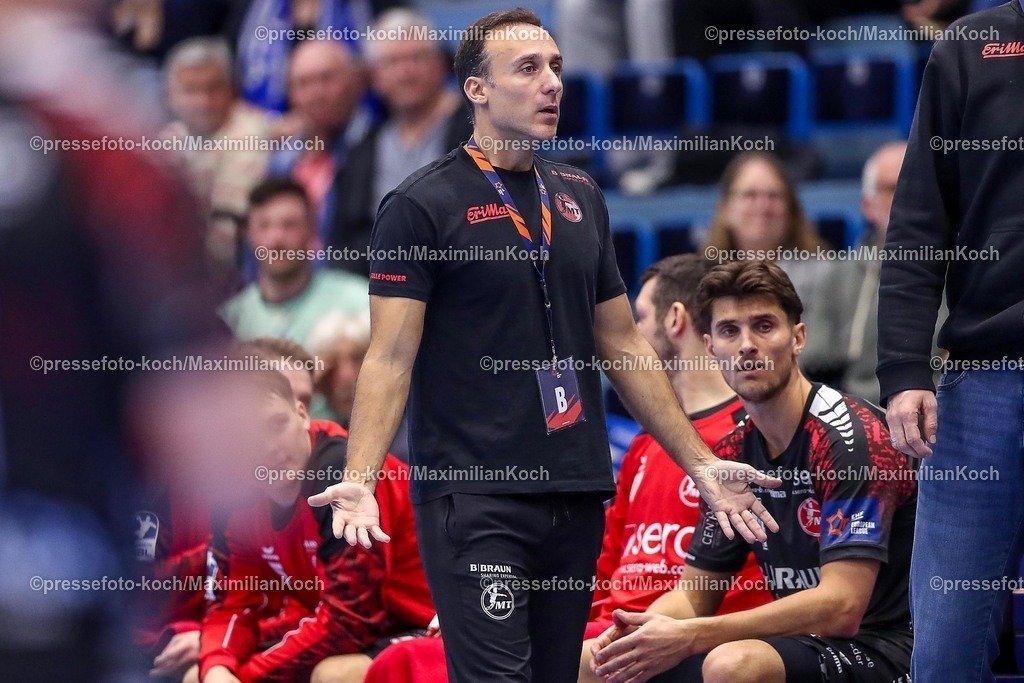 Gum25032501056 | 25.03.2025, Handball, European League - Play-Offs, VfL Gummersbach - MT Melsungen, Schwalbe-Arena: Cheftrainer Roberto Garcia Parrondo (Trainer Melsungen) gestikulierend