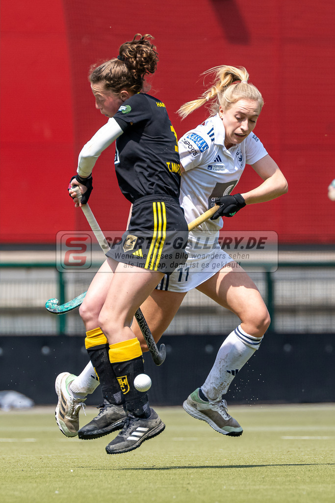 HK_20240511_100702 | 1.Bundesliga Damen Düsseldorfer HC - Harvestehuder THC am 11.5.2024 Düsseldorfer HC, Düsseldorf , Poppe Fenja ( Harvestehuder THC #12 ) , Sara Strauss ( Düsseldorfer HC #11 )