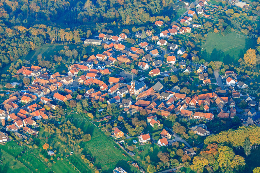 Luftbild: Église in Frœschwiller im Bundesland Bas-Rhin in Frankreich. – Foto: IMG_54192.jpg vom 21.10.2012 durch Werner Riehm/FLY-FOTO.de – Auflösung des Originals: 4654 x 3103 px