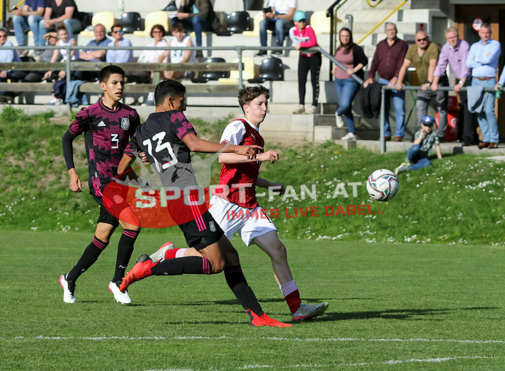 AUSTRIA U15 - MEXICO U15 | Cristobal Aviles (Mexico #3) Jared Napoles (Mexico #13) FLORIAN SUSCHITZ (Austria #19) ; AUSTRIA U15 - MEXICO U15 am 29.04.2022 in Arnoldstein
(Sportplatz), AUSTRIA, (Photo by Ernst Krawagner sport-fan.at) - Realisiert mit Pictrs.com