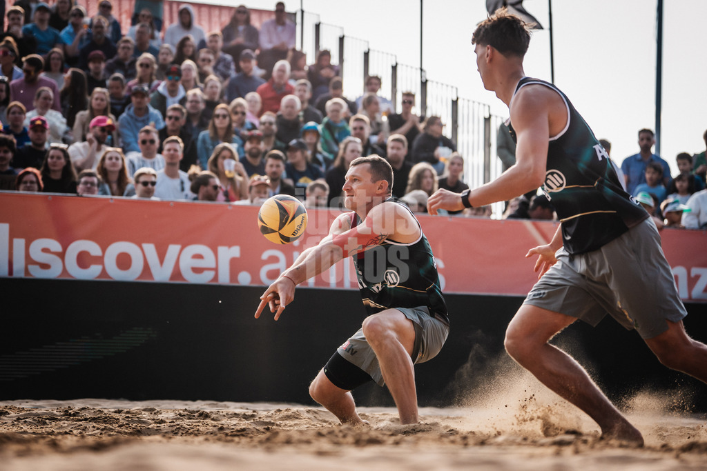 Beachvolleyball | Männer | Allianz German Beach Tour 2025 | Tourstop Düsseldorf | 17.05.2025 | Martins Plavins nimmt den Ball an