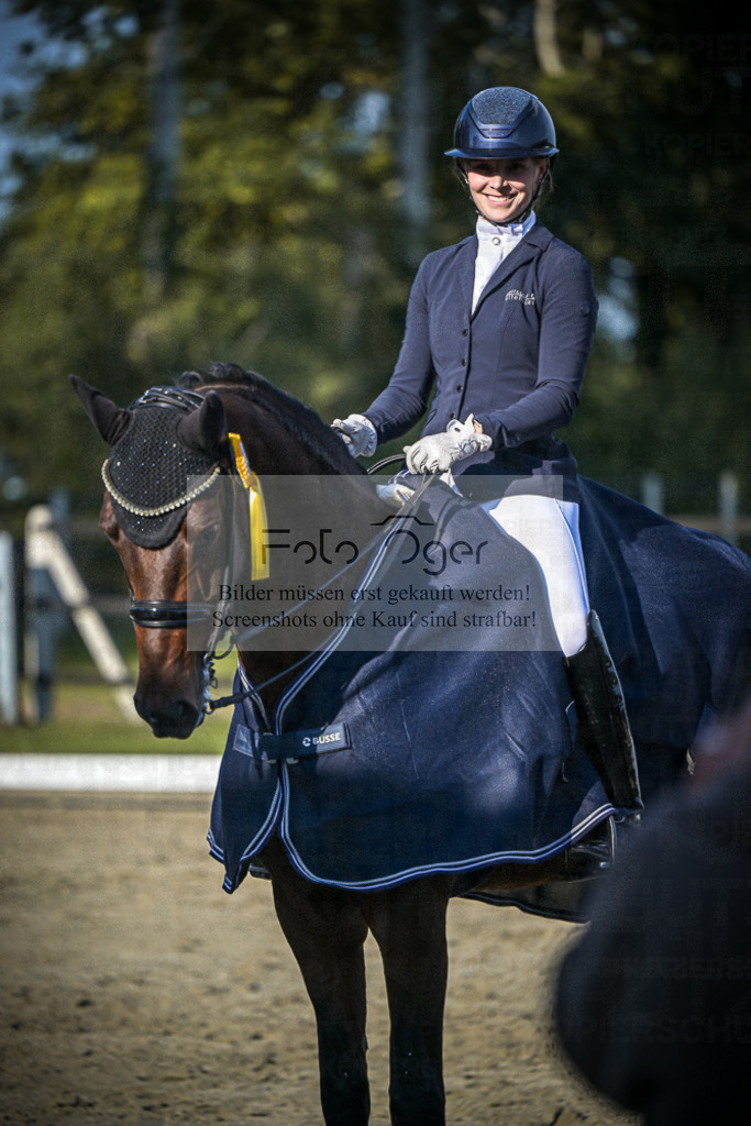DOS_0012 | Entdecke hochwertige Reitturnierfotos von Foto Oger. Professionell, emotional und authentisch – jetzt Lieblingsmomente im Shop bestellen.Deutschlandweite Turnierfotografie. - Realisiert mit Pictrs.com