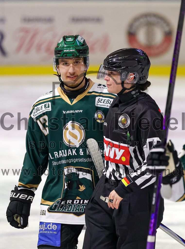 2025-12-23_099_TSV_Erding_gegen_Heilbronner_Falken | Erding, Deutschland, 23.12.2025:Eishockey, Oberliga Süd 2025 / 2026, 29. Spieltag, TSV Erding gegen Heilbronner Falken, Endergebnis: 5:4Björn Salhi (Erding Gladiators, #13)Foto: Christian Riedel / fotografie-riedel.net
