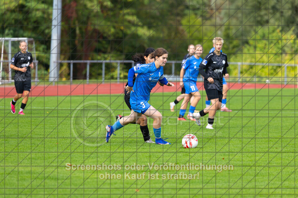 20261010_140709_0528_(c)_by_PhotoPeet | #,1.FC Donzdorf (schwarz) vs. SC Sand (blau), Fußball, EnBW-Oberliga B -Juniorinnen, 05. Spieltag, Saison 2026/2027, Rasenplatz Lautertal Stadion, Süßener Straße 16, 73072 Donzdorf, 10.10.2026 - 14:00 Uhr,Foto: PhotoPeet / Sport- &amp; Eventfotografie / Peter Harich