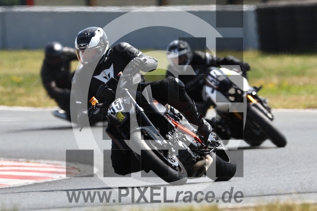 0055-20250617_07846 | Schöne Erinnerungen an spannende Momente - das festzuhalten ist unser Job. PIXELrace.de ist seit 2003 auf den Rennstrecken Europas unterwegs um die Action draußen beim Fahren und die wunderbare Stimmung imm Fahrerlager für euch einzufangen.