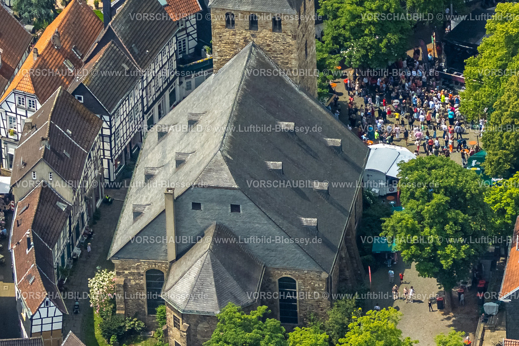 Hattingen250517198-2 | Luftbild, historisches Altstadt Zentrum mit St.-Georg-Kirche und Stadtfest auf dem Kirchplatz, rote Dächer und grüne Bäume, Hattingen, Ruhrgebiet, Nordrhein-Westfalen, Deutschland