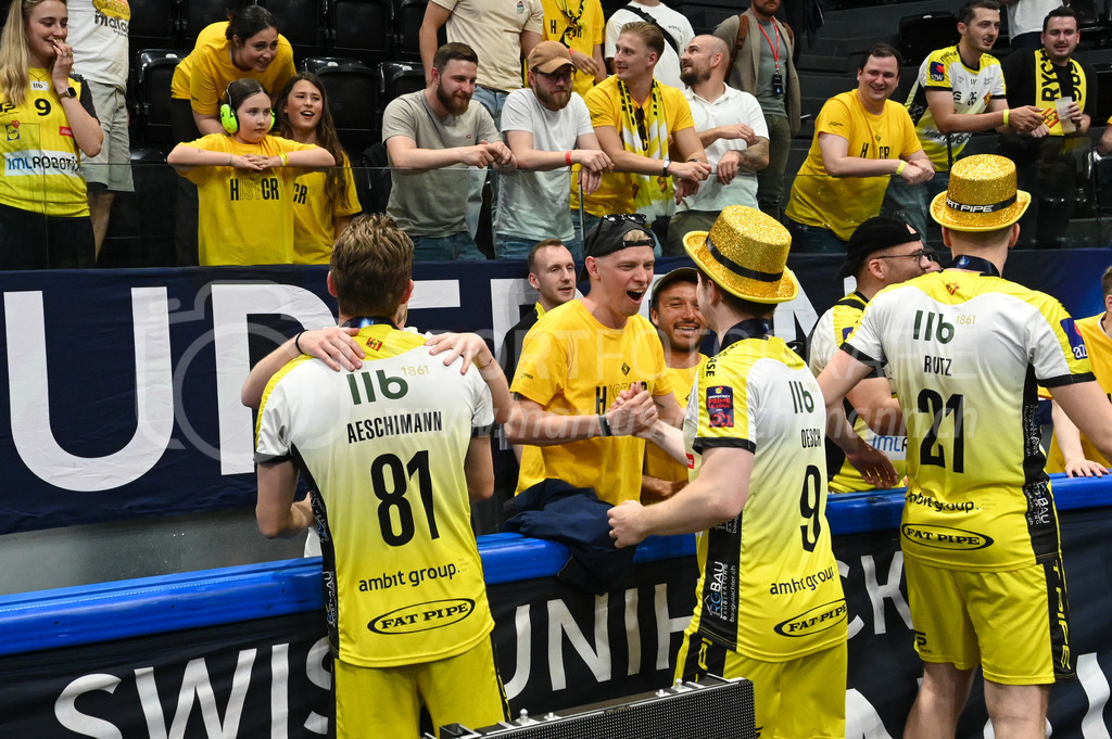 Zug United - HC Rychenberg - 25. April 2026 | Der ehemalige HCR-Spieler Markus Lindgjerdet gratuliert Kimo Oesch (#9 HC Rychenberg Winterthur) am L-UPL Superfinal-Spiel zwischen Zug United und HC Rychenberg am 25. April 2026 in der BCF Arena, Fribourg, Schweiz.Bild: Sportfotografie Markus Aeschimann | www.markus-aeschimann.ch - Realisiert mit Pictrs.com