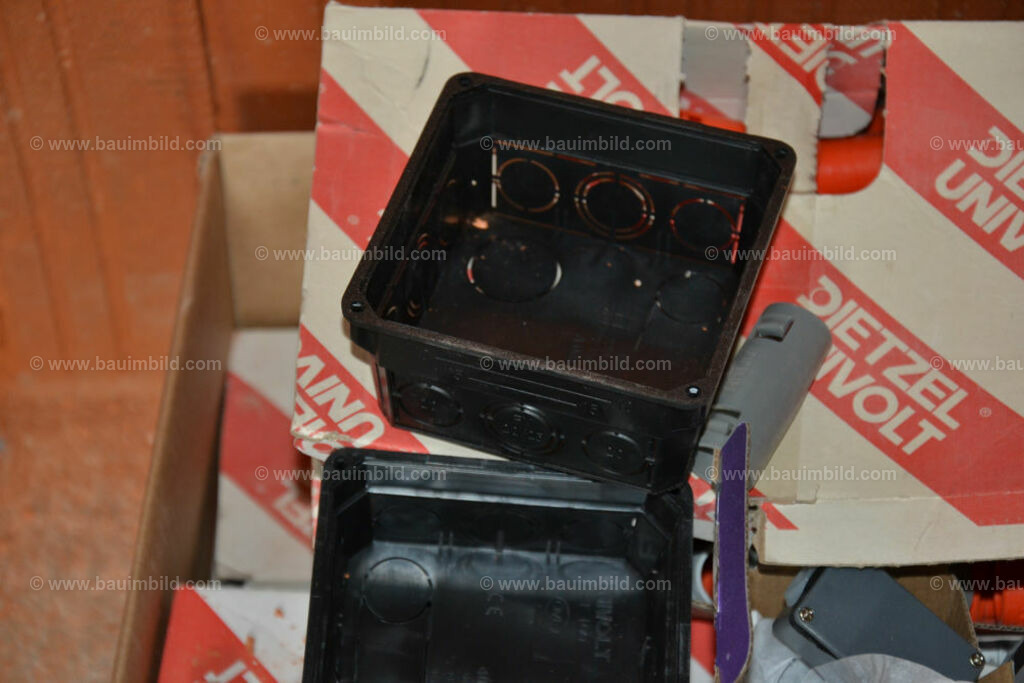 bib-lg17-elektroinstallation-0124 | Nach LV-Leistungsgruppen sortierte Detailfotos über den Bau eines Hauses. Alle Hausbau-Bilder direkt vom Urheber und Autor der Website Haus-Selber-Bauen.com