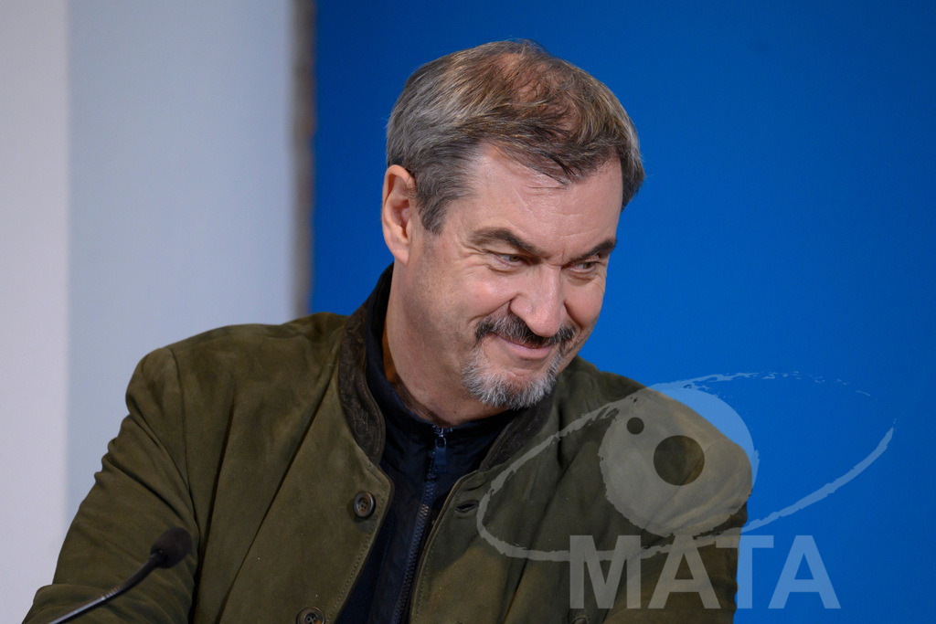 _DWI7778 | Bayerns Ministerpräsident Markus Söder (CSU) bei einer Pressekonferenz im Lokschuppen. Rosenheim, 02.12.2025 Bayern Deutschland - Realisiert mit Pictrs.com