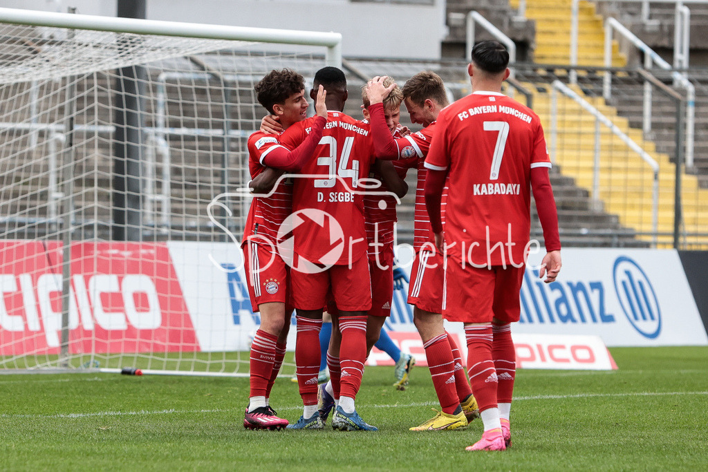 FC Bayern Amateure - SpVgg Hankofen-Hailing | Jubel der Amateure nach dem Treffer zum 2-1 durch Younes AITAMER (FCB #17) / Tor / Torjubel