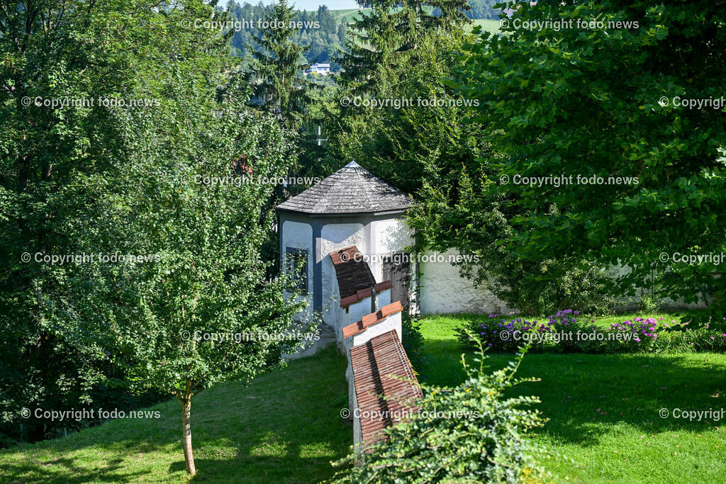 Schloss Schluesslberg_ Spiegelfeld_ 14.08.2023-26 | 14.08.2023, Schluesselberg, AUT, Schloss Schluesselberg, Spiegelfeld, im Bild Schlossgarten mit Wehrmauer