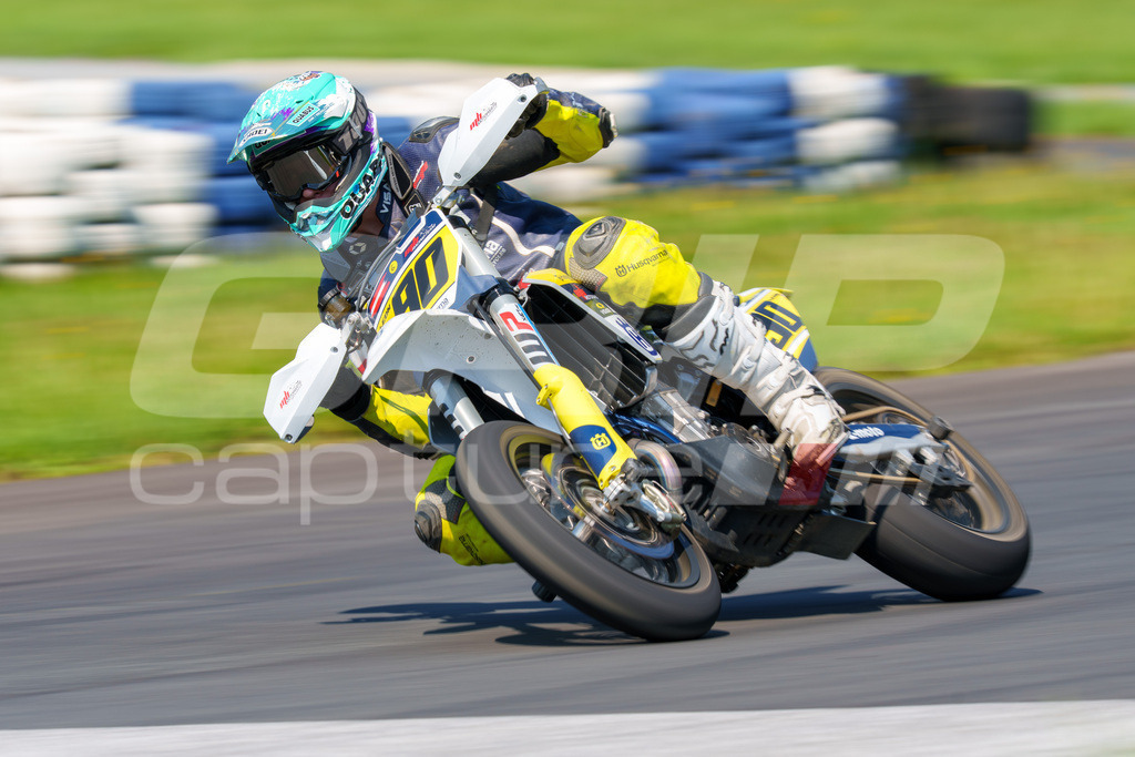 G-Cup + Supermoto Staatsmeisterschaft + Hungarian Supermoto Championship | GRIPcapture steht für authentische Sportfotografie in Österreich – für Momente, die mehr sind als Geschwindigkeit oder Ergebnis. Es geht um Emotion, Spannung, Fokus und den Augenblick, der oft nur einen Wimpernschlag dauert.Ob Motorsport, Teamsport oder 