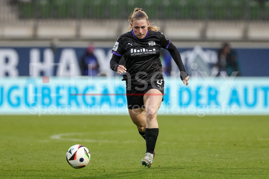 Fussball, Google Pixel Frauen-Bundesliga, VfL Wolfsburg - SGS Essen | v.li.: Ramona Maier (SGS Essen, 9) am Ball, Freisteller, Einzelbild, Ganzkörper, Aktion, Action, Spielszene, DIE DFB-RICHTLINIEN UNTERSAGEN JEGLICHE NUTZUNG VON FOTOS ALS SEQUENZBILDER UND/ODER VIDEOÄHNLICHE FOTOSTRECKEN. DFB REGULATIONS PROHIBIT ANY USE OF PHOTOGRAPHS AS IMAGE SEQUENCES AND/OR QUASI-VIDEO.