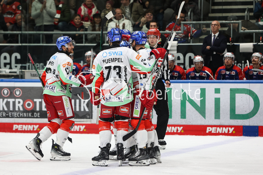 Augsburger Panther - Nürnberg ICE Tigers | Jubel der Panther nach dem Tor zum 2-1 durch Mirko SACHER (AEV #12) / Treffer / Freude / Torschuetze / DEL Retro Spiel