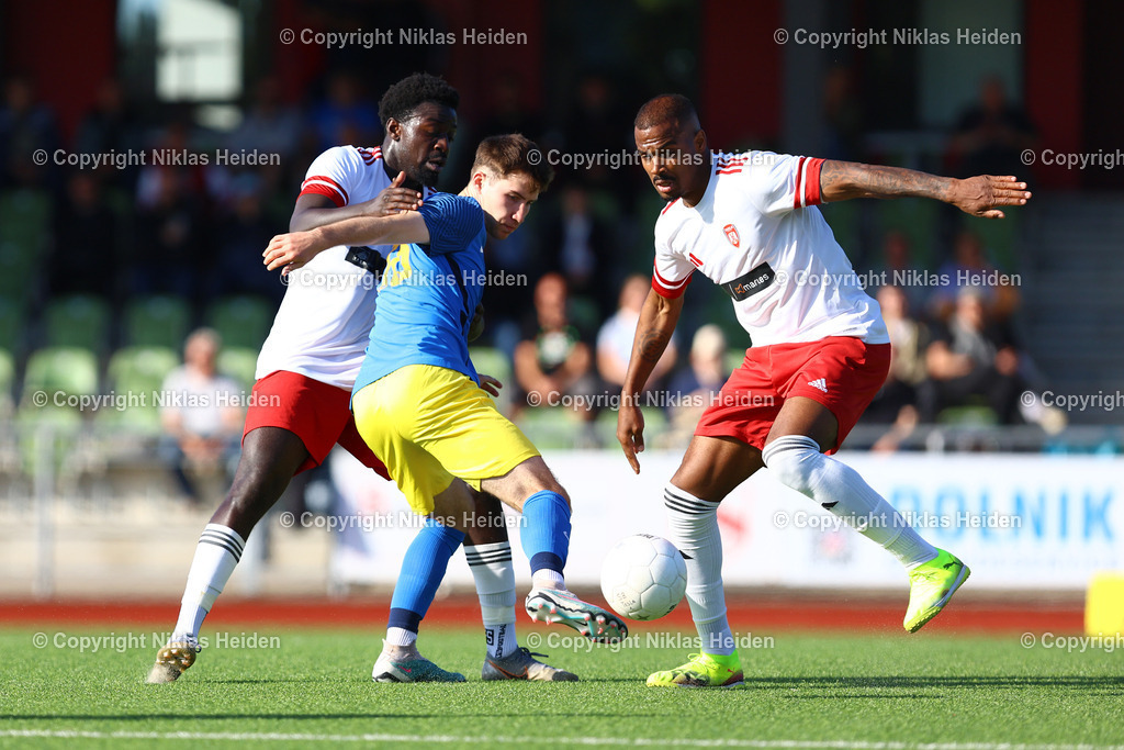 NH_NikolaTesla_SCVictoriaHamburg_OberligaHamburg_28092025 | #21 William Wachowski und #3 Ephrahim Kofi Asante (Nikola Tesla), #18 Samuel Scharf (SC Victoria Hamburg)Fußball I Herren I Gamesright Oberliga Hamburg I Saison 2025-2026  I 10. Spieltag I Nikola Tesla - SC Victoria Hamburg I 28.09.2025 I Sportplatz Vorhornweg