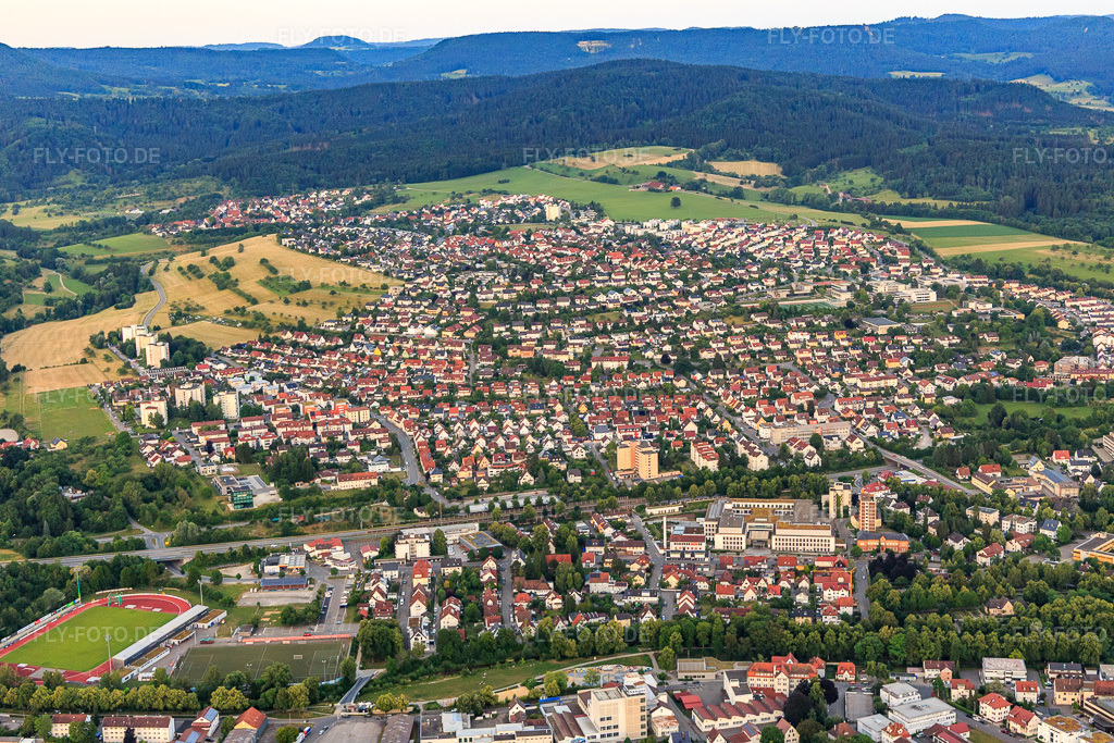 Luftbild: Stadtansicht aus Westen in Balingen im Bundesland Baden-Württemberg in Deutschland. Foto: IMG_148654.jpg vom 25.06.2025 durch Werner Riehm/FLY-FOTO.de
