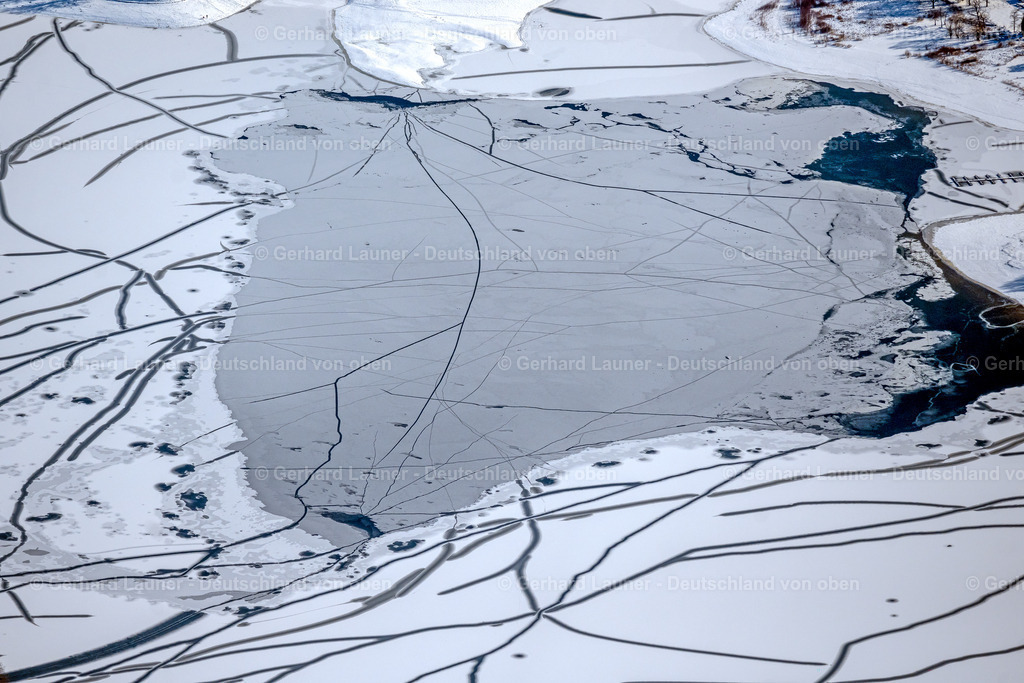 4043708 | MöHNESEE 13.02.2021 Winterlich schneebedeckte Staubecken und Uferbereiche am zugefrorenen Stausee " Möhnsee " in Möhnesee im Sauerland im Bundesland Nordrhein-Westfalen, Deutschland. // Winter snow-covered reservoirs and shore areas at the frozen reservoir "Moehnsee" in Moehnesee in the Sauerland in the state of North Rhine-Westphalia, Germany. Foto: Gerhard Launer