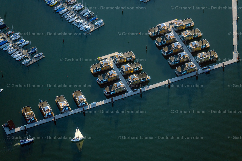 4051023 | PLEINFELD 03.09.2021 Yachthafen mit Sportboot- Anlegestellen und Bootsliegeplätzen am Uferbereich " Segelhafen Ramsberg " und den Floating Village auf dem " Großer Brombachsee "in Pleinfeld im Bundesland Bayern, Deutschland. Weiterführende Informationen bei: ELG Eco Lodges GmbH,  Wassersportgemeinschaft Altmühl-Brombachsee e.V.. // Pleasure boat marina with docks and moorings on the shore area " Segelhafen Ramsberg " and Floating Village on lake " Grosser Brombachsee " in Pleinfeld in the state Bavaria, Germany. Further information at: ELG Eco Lodges GmbH,  Wassersportgemeinschaft Altmuehl-Brombachsee e.V.. Foto: Gerhard Launer