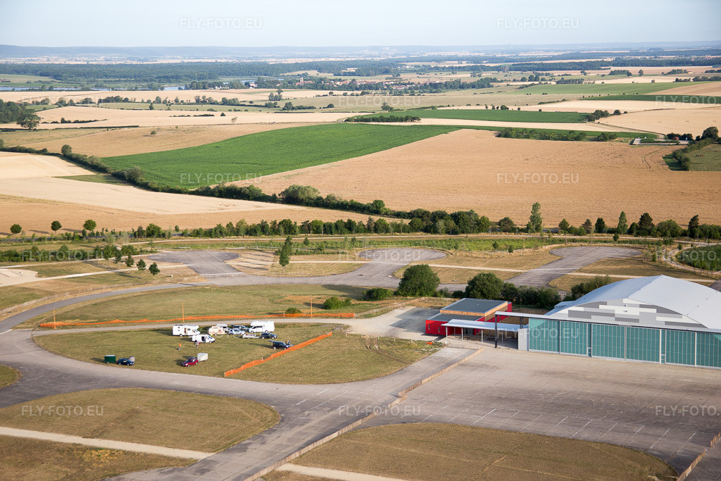 Vue aérienne: Chambley Aero à Hagéville dans le département Meurthe et Moselle, France. Photo: IMG_083221.jpg prise le 12/07/2015 par Werner Riehm/FLY-FOTO.eu – Résolution de l'original: 5472 x 3648 px