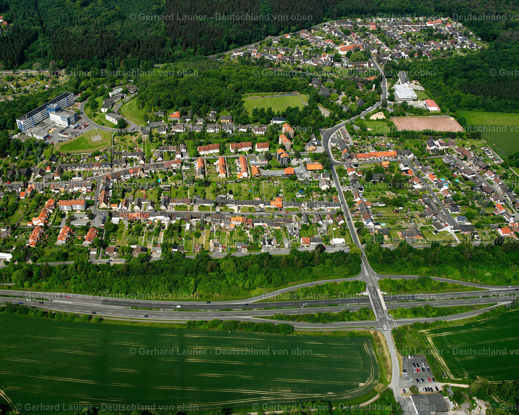 2638035 | BAD Salzgitter 09.06.2006 Wald- Gebiete und Forstflächen umsäumen das Siedlungsgebiet des Dorfes in Bad im Bundesland Niedersachsen, Deutschland // Village - view on the edge of forested areas in Bad in the state Lower Saxony, Germany Foto: Gerhard Launer