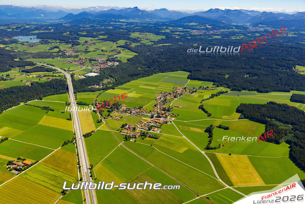 Aktuelles Luftbild von Unterdarching Valley - Die Luftaufnahme wurde 2022 mittels UL-Flugzeug erstellt ( keine Drohne ) - hochauflösende Kamera-Systeme von  Canon -Beste Qualität - Für grossformatige Ausdrucke geeignet. Die Geschenkidee !