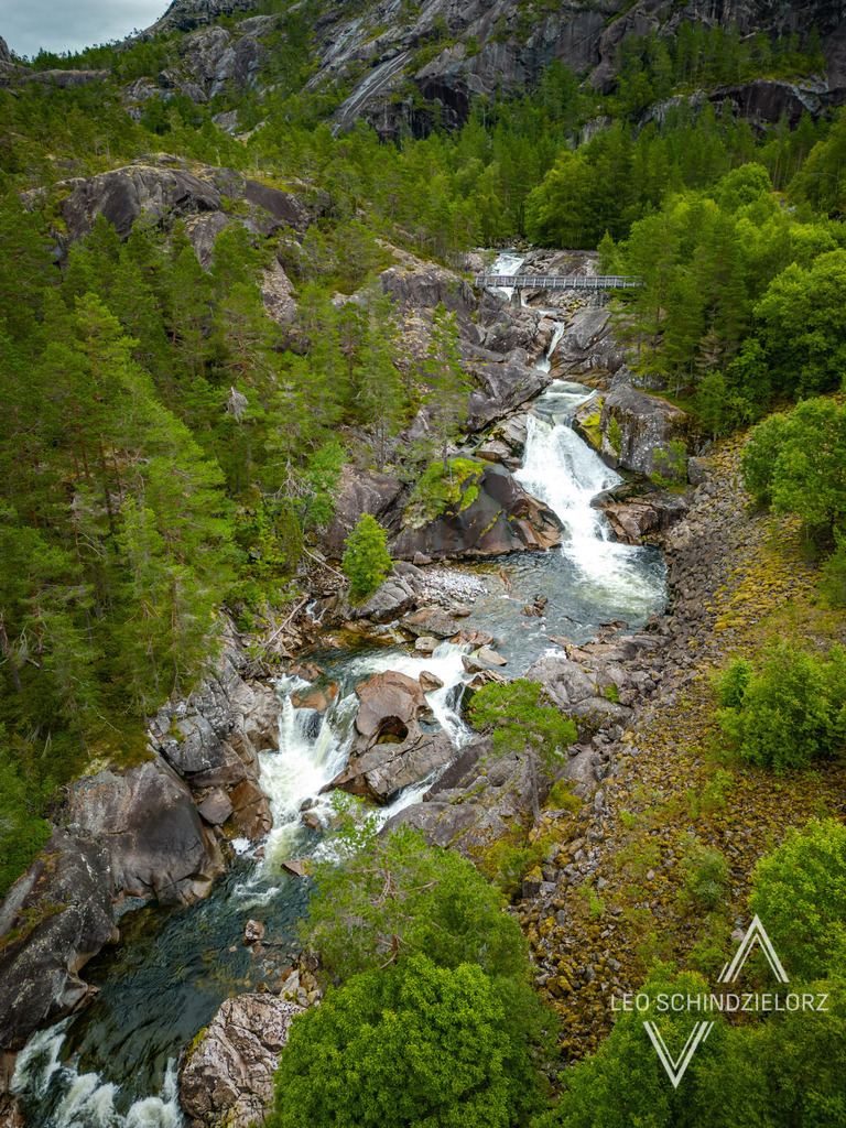 Fotografie_Leo_Schindzielorz_NO_Sommer_Fossen_20220810_DJI_0328_org | Atmosphärische Landschaftsbilder & Drohnenaufnahmen aus dem Allgäu, Tirol, Südtirol & der Schweiz – ideal für Leinwanddrucke & zur stilvollen Raumgestaltung. - Realisiert mit Pictrs.com