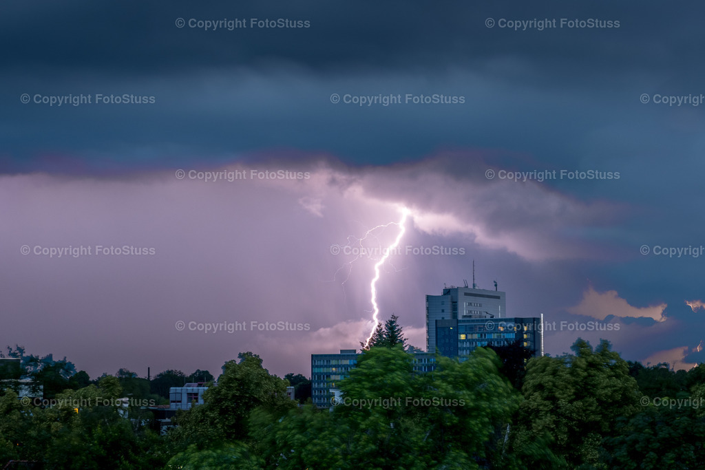Blitzeinschlag hinter dem OLG Hamm | Blitzeinschlag hinter dem Oberlandesgericht (OLG) Hamm. Gerade im Sommer treten Wärmegewitter oft auf, zum Glück bislang ohne größere Schäden - Realisiert mit Pictrs.com