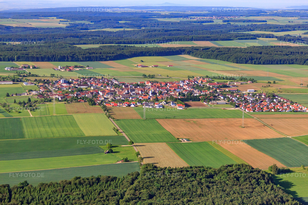 Luftbild: Dorfansicht auf der Alb von Norden im Ortsteil Suppingen in Laichingen im Bundesland Baden-Württemberg in Deutschland.Foto: IMG_67302.jpg vom 08.06.2014 durch Werner Riehm/FLY-FOTO.deAuflösung des Originals: 4752 x 3168 px