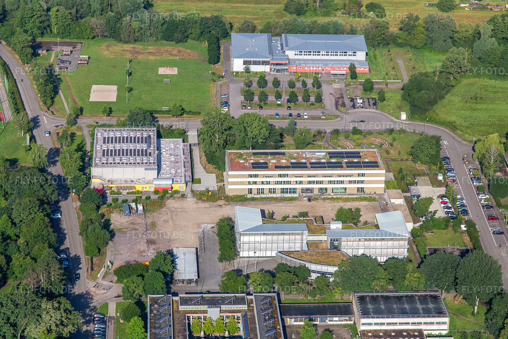 Luftbild: IGS Kandel nach dem Abriss der Altbauten in Kandel im Bundesland Rheinland-Pfalz in Deutschland. Foto: IMG_141847.jpg vom 18.06.2024 durch Werner Riehm/FLY-FOTO.de