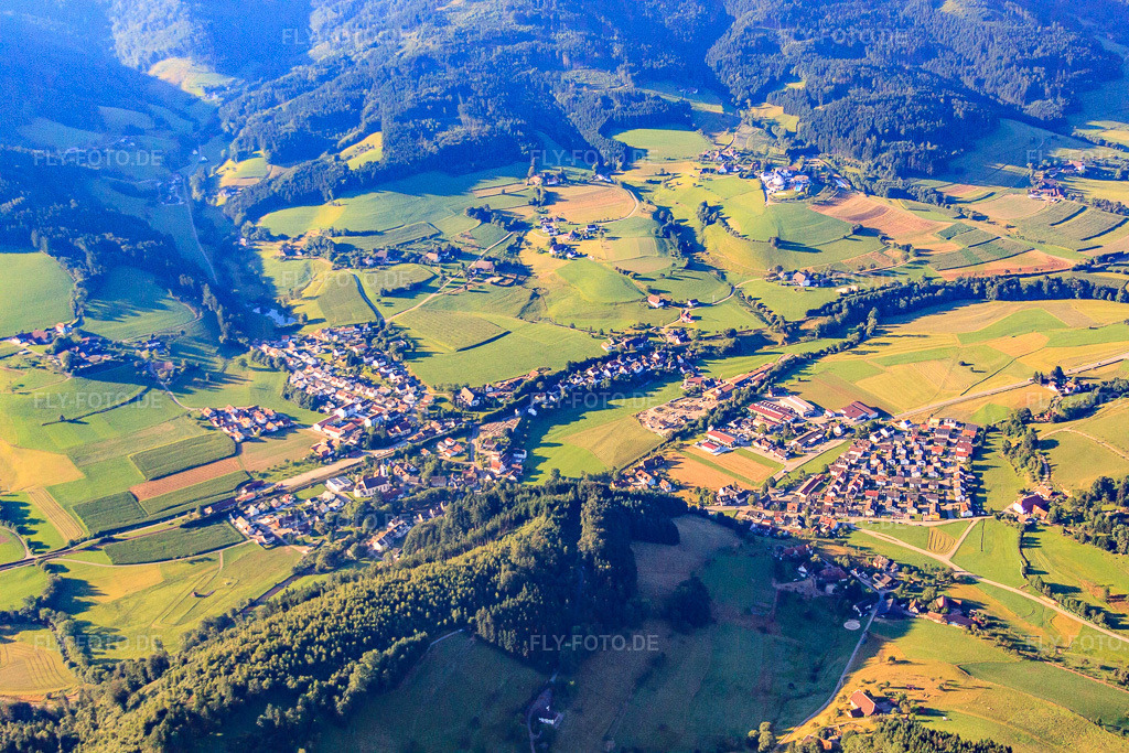Luftbild: Dorf aus Norden im Ortsteil Oberwinden in Winden im Bundesland Baden-Württemberg in Deutschland. Foto: IMG_59407.jpg vom 16.08.2013 durch Werner Riehm/FLY-FOTO.de