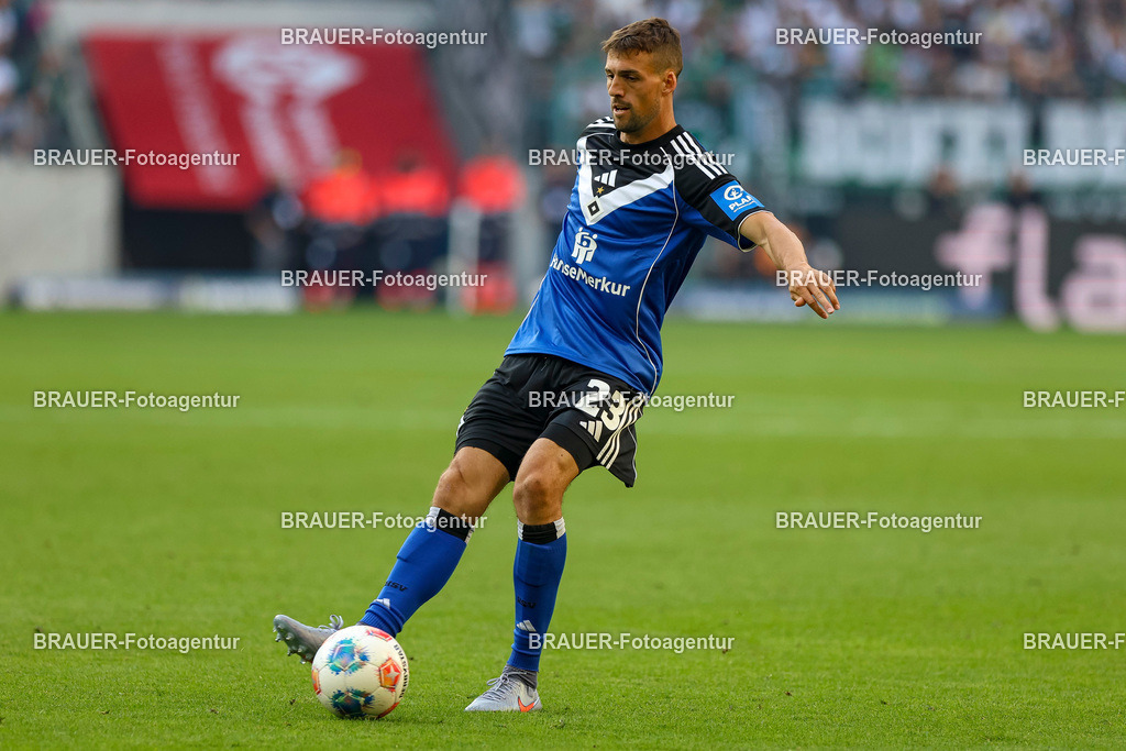 Borussia Mönchengladbach vs Hamburger SV - Bundesliga  | Mönchengladbach, Deutschland, 24.08.25:   Jonas Meffert (Hamburger SV) in Aktion am Ball, Einzelaktion waehrend des Spiels der Bundesliga zwischen Borussia Mönchengladbach vs Hamburger SV im Stadion im Borussia Park(Foto von Brauer-Fotoagentur / Adrian Schlueter)
