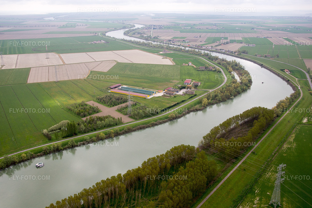 Aerial view: View of the town in Ca' Mora in the state Veneto, Italy. – Photo: IMG_087720.jpg taken on 04/09/2016 by Werner Riehm/FLY-FOTO.com – Resolution of the original: 5472 x 3648 px