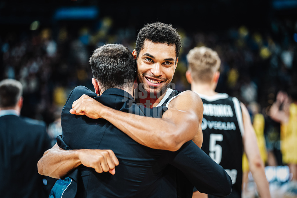 Basketball | Männer | Saison 2025/2026 | easyCredit Basketball Bundesliga | Veolia Towers Hamburg vs. ALBA BERLIN | 14.12.2025 | vorne Trainer Benka Barloschky (Veolia Towers Hamburg) und hinten Kenneth Ogbe (#25, Veolia Towers Hamburg) umarmen sich nach dem Sieg