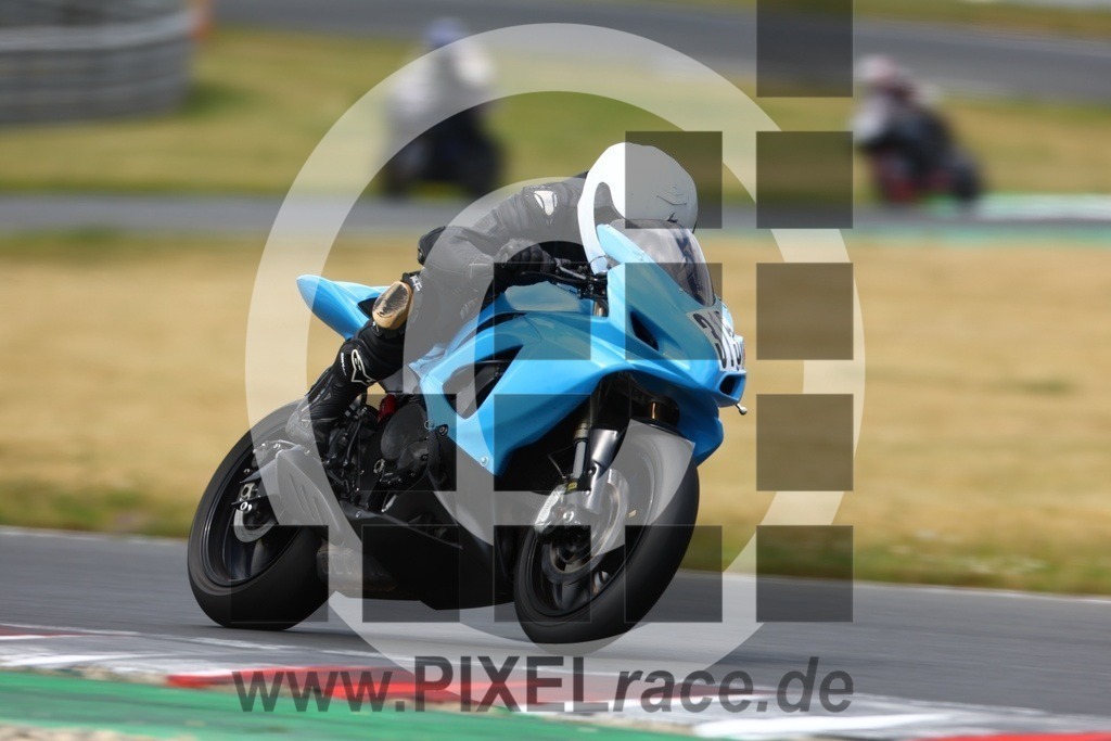 0315-PXR38792 | Schöne Erinnerungen an spannende Momente - das festzuhalten ist unser Job. PIXELrace.de ist seit 2003 auf den Rennstrecken Europas unterwegs um die Action draußen beim Fahren und die wunderbare Stimmung imm Fahrerlager für euch einzufangen.