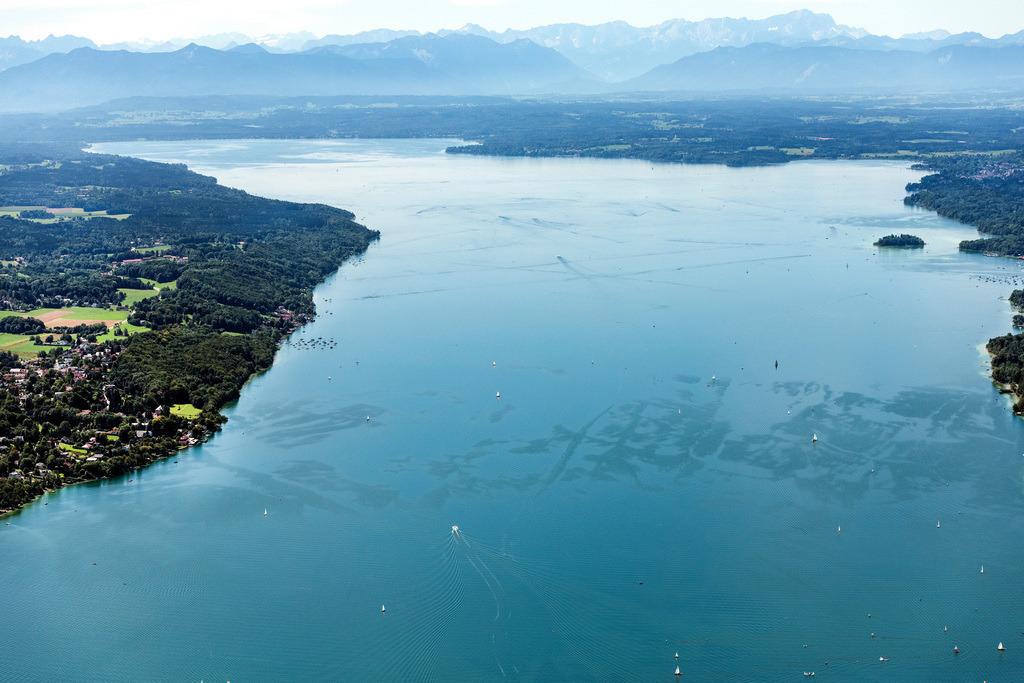 dr__0031652.jpg | PöCKING 09.08.2019 Uferbereiche am Seegebiet des Starnberger See mit Alpenpanorama in Berg im Bundesland Bayern, Deutschland. // Riparian areas on the lake area of Starnberger See with Alpenpanorama in Berg in the state Bavaria, Germany. Foto: Daniel Reiter