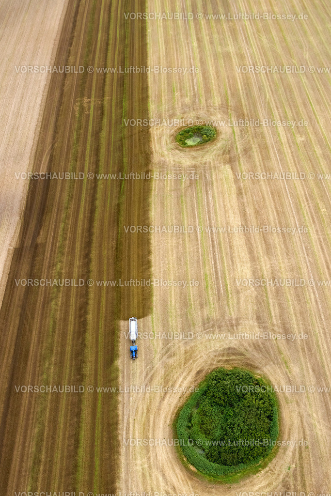 Stralsund12081660 | abgeerntetes Feld mit Wald und Wieseninsel, Trecker bringt Gülle aus, Gülletrecker, Emmision,  Lüssow, Ostsee, Mecklenburg-Vorpommern, Deutschland, Europa