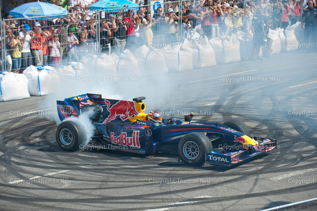 _DSC7324 | Sebastian Vettel beim spektakulären „Home Run“ in Heppenheim: Der Formel-1-Weltmeister fährt im Red-Bull-Rennwagen über die zur Rennstrecke umfunktionierte B3 in seiner Heimatstadt. Tausende Fans feiern ihren Lokalhelden.