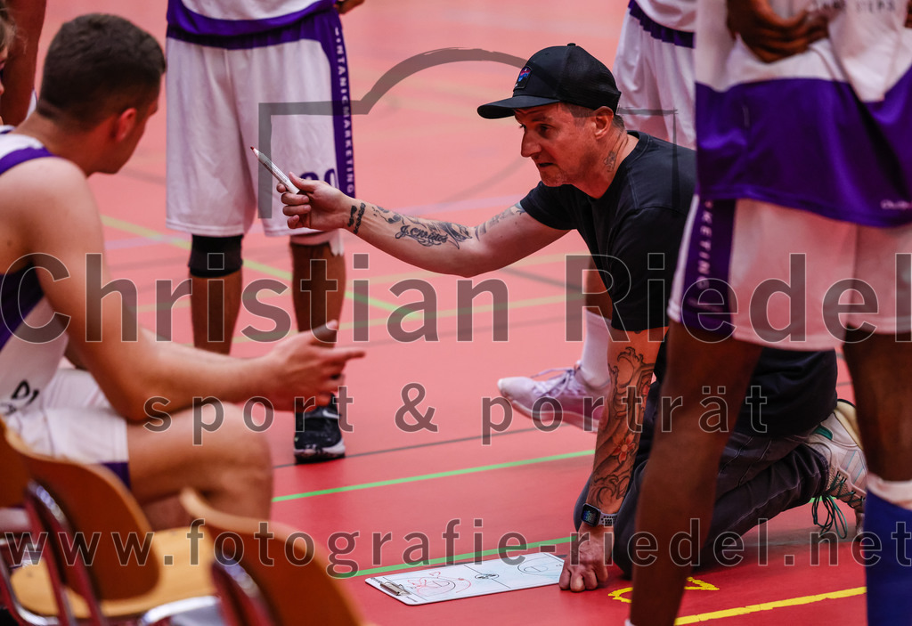 2022-05-29_025_SpVgg_Altenerding_gegen_Muenchen_Basket_2 | Erding, Deutschland, 29.05.2022:
Basketball, Bezirksliga 2021 / 2022, Herren Turnier der 2. der Aufstiegsrunden, SpVgg Altenerding gegen München Basket 2, Endergebnis: 

Trainer Christos Takis Paraschidis (SpVgg Altenerding)

Foto: Christian Riedel / fotografie-riedel.net