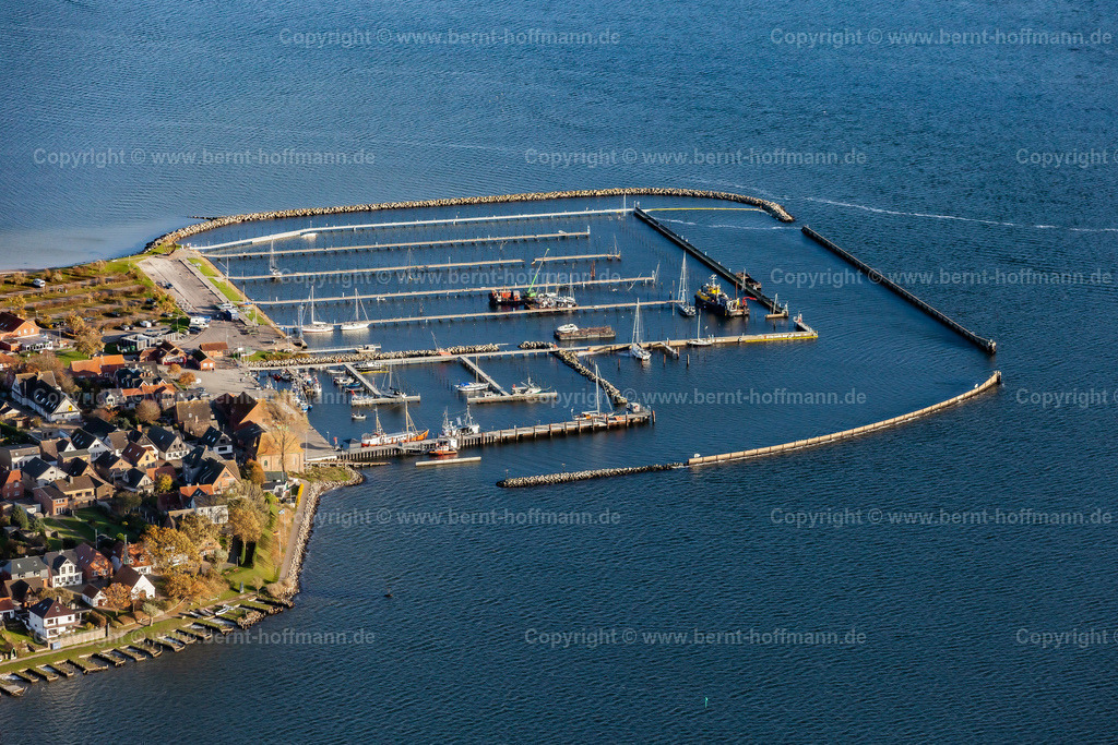 PLB_6738mod_Maasholm_120x80 | LUFTBILD. Maasholm Hafen - mit Sturmschäden. __ Zweiter Fotoflug über die Region SH-Nordost nach dem Oststurm vom 19. und 20. Oktober 2023. __ Maasholm -Hafen mit gesunkenen und schwer beschädigten Booten und Yachten sowie ramponierten Brückenanlagen. - Realisiert mit Pictrs.com