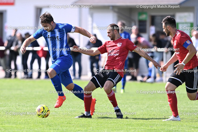 Fussball Bezirksliga 21/22: SV Hirrlingen - SV Pfrondorf  | Fussball Bezirksliga  Saison   2021/2022   08.08.2021SV Hirrlingen - SV Pfrondorf Felix Walz (li, SV Pfrondorf) gegen Sandro Esser (Mitte, SV Hirrlingen) und Arthur Engraf (re, SV Hirrlingen)FOTO: ULMER PressebildagenturxxNOxMODELxRELEASExx
