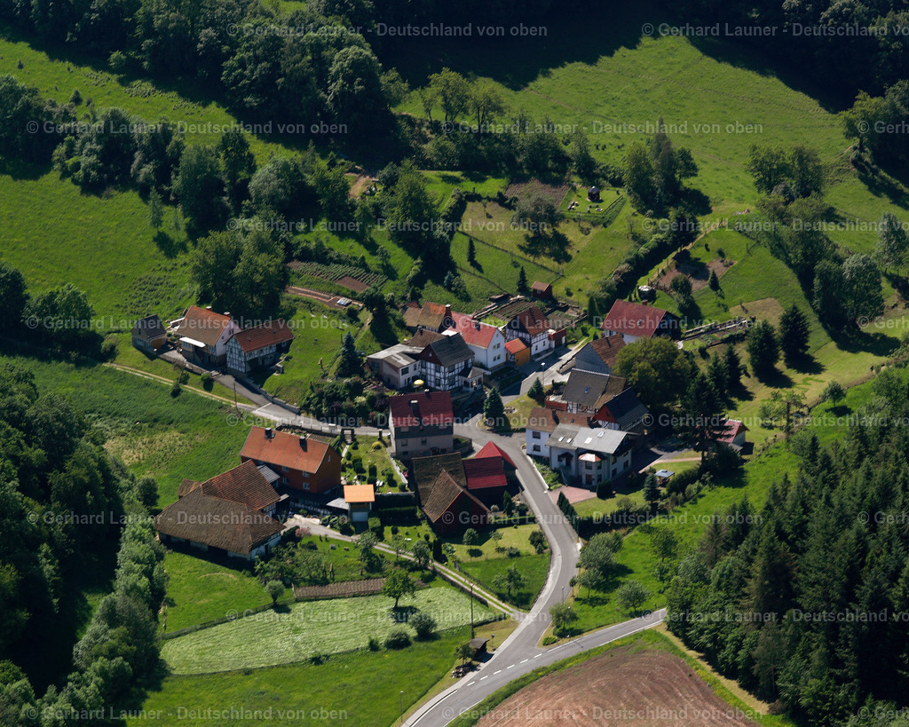 2634104 | HENNIGERODE 09.06.2006 Landwirtschaftliche Nutzflächen und Feldgrenzen  umsäumen das Siedlungsgebiet des Dorfes in Hennigerode im Bundesland Thüringen, Deutschland // Agricultural land and field boundaries surround the settlement area of the village  in Hennigerode in the state Thuringia, Germany Foto: Gerhard Launer