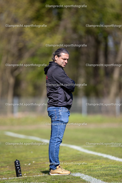 Fußball I Junioren I Saison 2025-2026 I DFB-Nachwuchsliga I 8. Spieltag I JFV Lübeck - 1. FC Magdeburg 117 | Berkan Algan (Trainer, JFV Lübeck) - Realisiert mit Pictrs.com