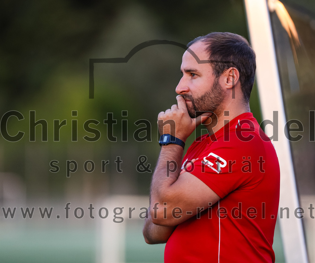 2023-07-20_027_FC_Finsing_gegen_TSV_Wartenberg | Finsing, Deutschland, 20.07.2023:
Fußball, Kreisliga 2023 / 2024, Testspiel, FC Finsing gegen TSV Wartenberg, Endergebnis: 1:0

Trainer Thomas Bonnet (FC Finsing)

Foto: Christian Riedel / fotografie-riedel.net