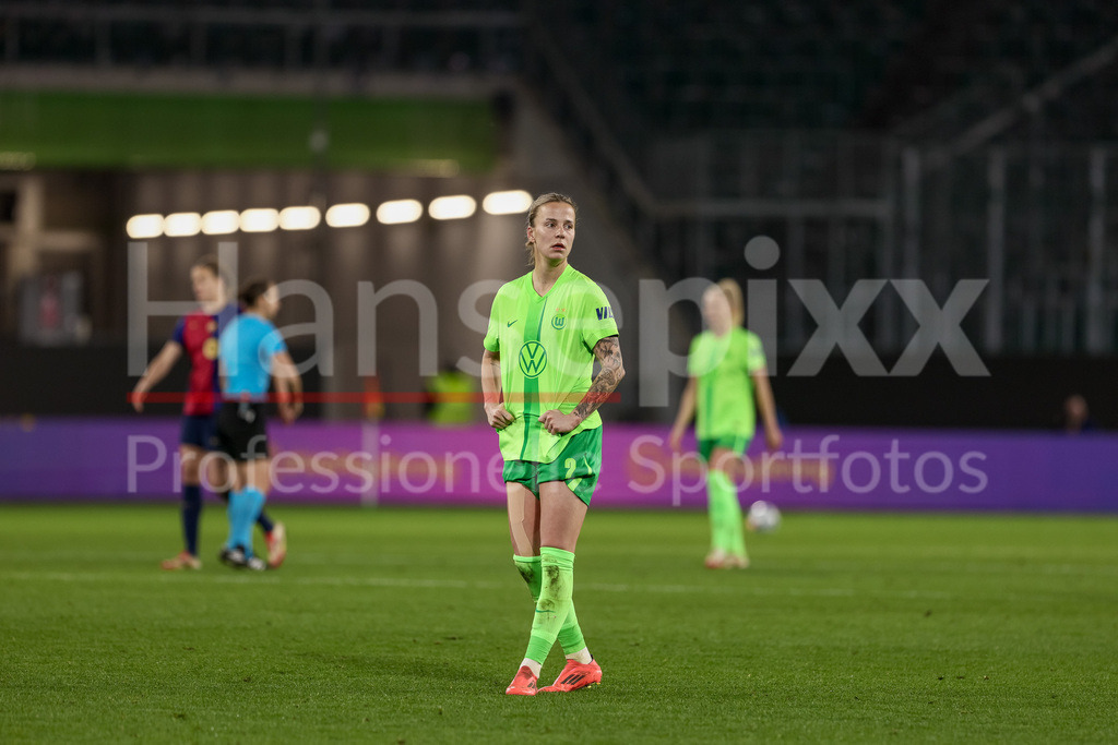 Fussball, UEFA Womens Champions League, VfL Wolfsburg - FC Barcelona | v.li.: Lynn Wilms (VfL Wolfsburg, 2) enttäuscht über die Niederlage, Enttäuschung nach dem Schlusspfiff, Abpfiff, Highlight, Verlierer, verloren, Frustration, pessimistisch,