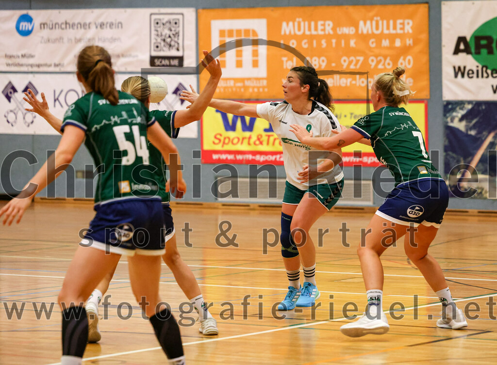 2023-09-16_056_TSV_Vaterstetten_gegen_SV_Muenchen_Laim | Baldham, Deutschland, 16.09.2023:
Handball, Bayernliga Frauen Staffel Süd 2023 / 2024, 1. Spieltag, TSV Vaterstetten gegen SV München Laim, Endergebnis: 23:34

Sara Broß (TSV Vaterstetten, #8), Sophie Heringer (SV München Laim, #7)

Foto: Christian Riedel / fotografie-riedel.net