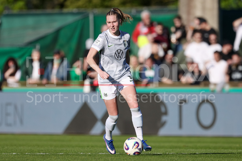 Fussball, Google Pixel Frauen-Bundesliga, SV Werder Bremen - VfL Wolfsburg | Janina Minge (VfL Wolfsburg, 6) am Ball, Freisteller, Einzelbild, Ganzkörper, Aktion, Action, Spielszene, DIE DFB-RICHTLINIEN UNTERSAGEN JEGLICHE NUTZUNG VON FOTOS ALS SEQUENZBILDER UND/ODER VIDEOÄHNLICHE FOTOSTRECKEN. DFB REGULATIONS PROHIBIT ANY USE OF PHOTOGRAPHS AS IMAGE SEQUENCES AND/OR QUASI-VIDEO.