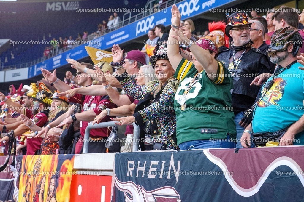 xSSC27072501057 | 27.07.2025, xsscx, American Footballl, Rhein Fire - Berlin Thunder, EFL, Schauinsland-Reisen-Arena, Saison 2025: Die Fans von Rhein Fire feiern den Sieg ihrer Mannschaft